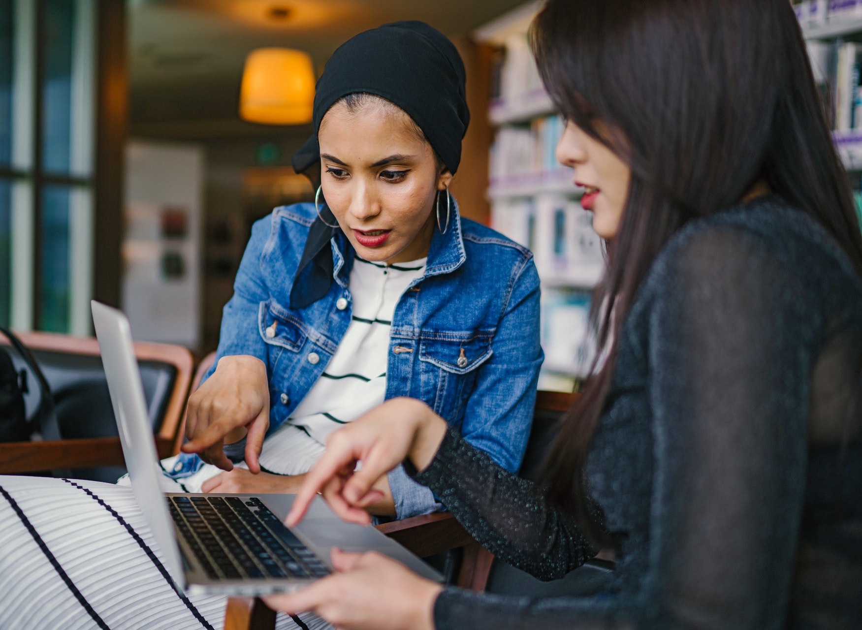 women-laptop-pointing